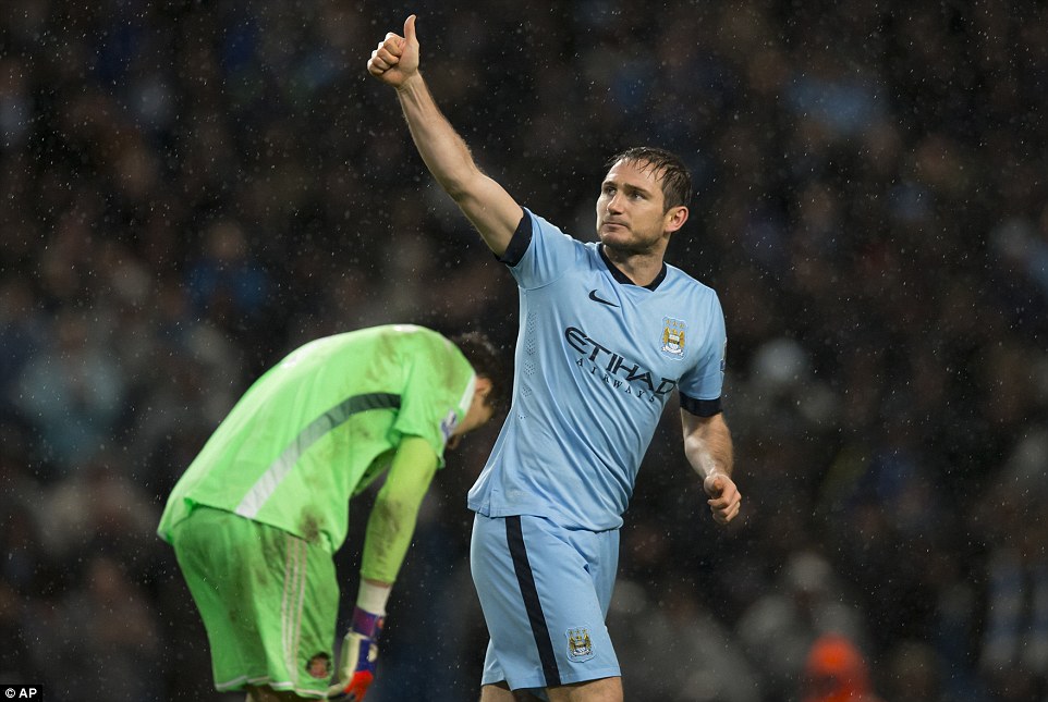 Lampard đưa Man City lên đỉnh