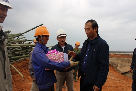 Thứ trưởng Lê Đình Thọ thăm hỏi và trao quà động viên cán bộ, công nhân bám công trường thi công tại các gói thầu dự án mở rộng QL1 tại Quảng Trị, Quảng Bình và Thừa Thiên - Huế ngày 1/1