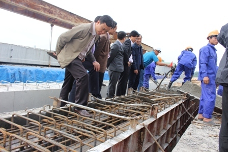 Thứ trưởng Lê Đình Thọ cùng đoàn công tác của Bộ GTVT kiểm tra và trao quà động viên cán, bộ công nhân thi công tại công trình cầu vượt đường sắt Bắc – Nam trên QL1 tỉnh Thừa Thiên – Huế