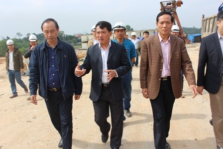 Ông Lê Công Diễn – Phó giám đốc Sở GTVT Thừa Thiên – Huế (bên trái) báo cáo Thứ trưởng Lê Đình Thọ về tình hình triển khai dự án mở rộng QL1 qua địa bàn tỉnh