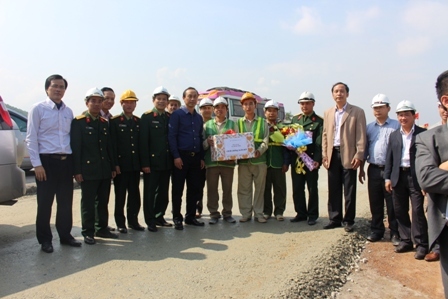 Thứ trưởng Lê Đình Thọ cùng đoàn công tác của Bộ GTVT trao quà động viên cán bộ, công nhân thi công trên công trường dự án mở rộng QL1 phía Bắc tỉnh Thừa Thiên – Huế