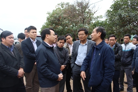 : Thứ trưởng Lê Đình Thọ chỉ đạo lãnh đạo Sở GTVT Quảng Bình và Quảng Trị về công tác GPMB QL1 tại vị trí giáp ranh đang bị người dân tái lấn chiếm