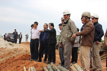 Thứ trưởng Lê Đình Thọ và ông Dương Viết Roãn – Phó cục trưởng Quản lý Xây dựng và Chất lượng công trình giao thông kiểm tra tại tuyến tránh Hiền Lương (Quảng Trị)