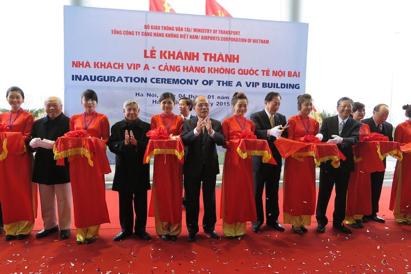 Chủ tịch Quốc hội Nguyễn Sinh Hùng cùng nhiều quan chức cấp cao cắt băng khánh thành nhà khách VIP A sân bay Nội Bài
