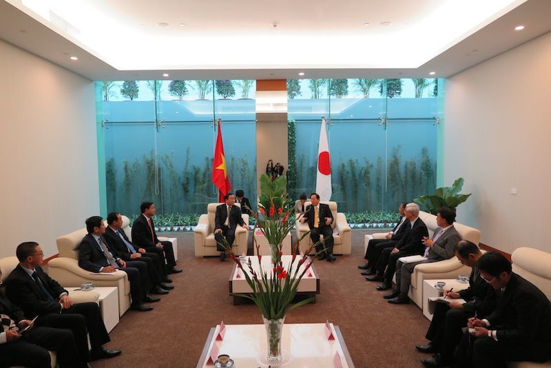 Phó Thủ tướng Chính phủ Hoàng Trung Hải, Bộ trưởng Đinh La Thăng cùng nhiều quan chức tiếp Lễ tân Bộ trưởng Đất đai, cơ sở hạ tầng, giao thông và du lịch Nhật Bản Akihiro Ohta tại phòng Nguyên thủ