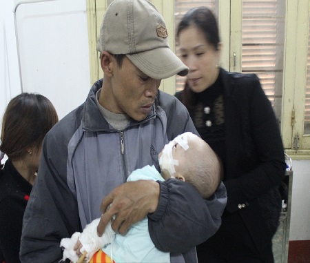 Bé Linh được người thân chăm sóc tại bệnh viện
