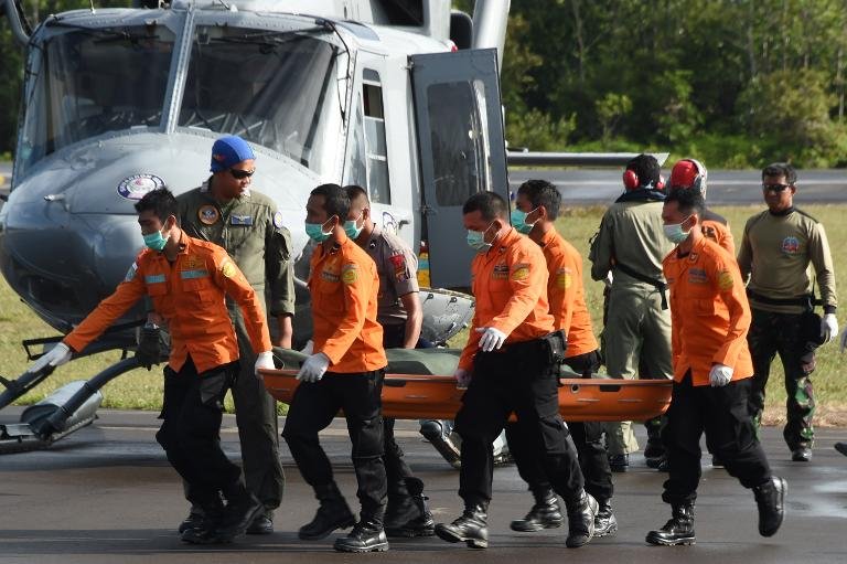 Đội tìm kiếm cứu nạn Indonesia đưa thi thể nạn nhân lên bờ