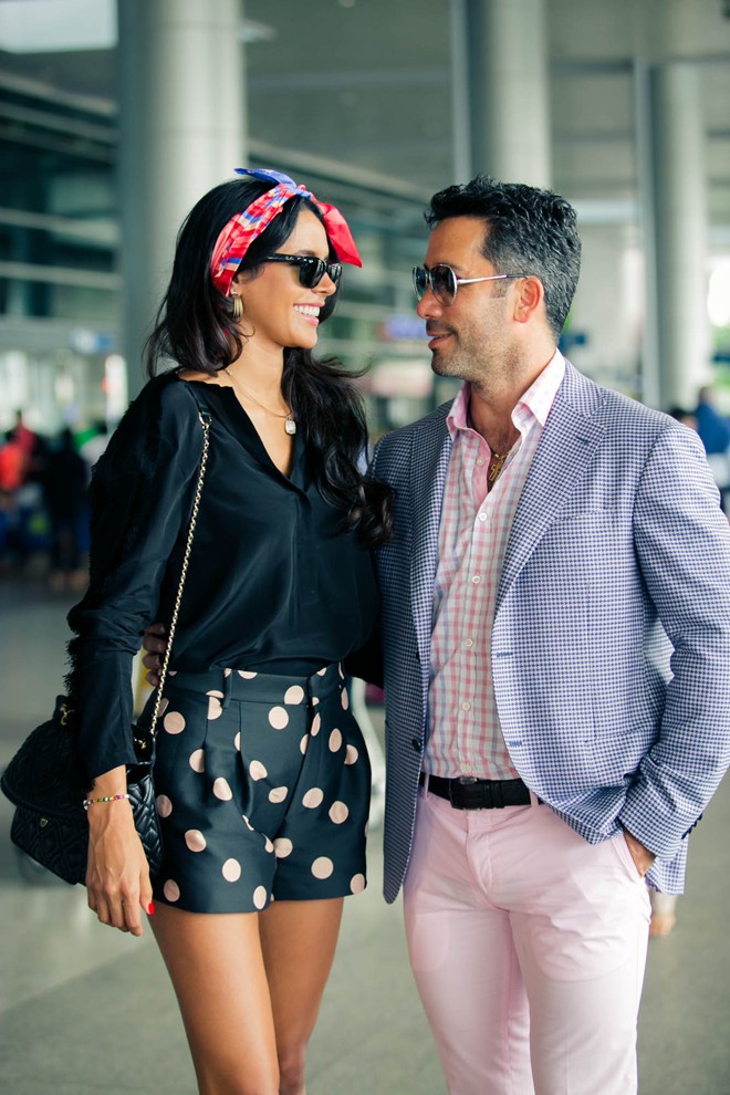 Tháp tùng Hoa hậu Venezuela trong chuyến bay này là hôn phu cô. Cả hai sẽ trở về khách sạn nghỉ ngơi trước khi có buổi gặp gỡ, giao lưu với báo chí vào chiều 4/1