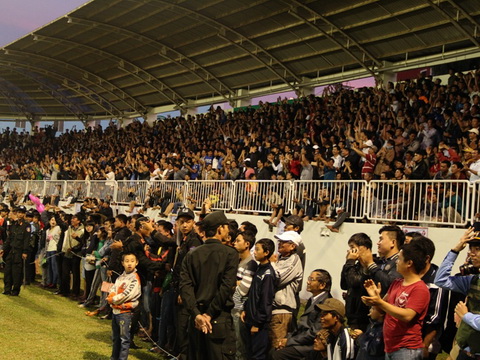 Khán giả tràn xuống đường pitch sân Pleiku trong trận đấu giữa HAGL và Khánh Hòa