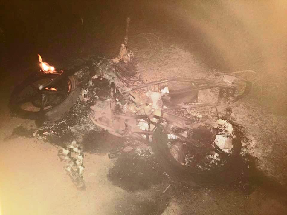 Chiếc xe máy của hai kẻ trộm chó bị người dân đốt cháy