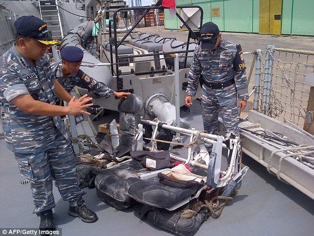 Đội tìm kiếm phát hiện được ghế ngồi của máy bay QZ8501