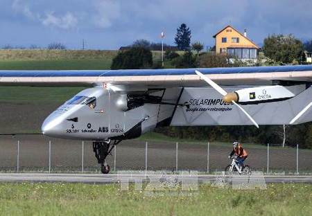 Máy bay Solar Impulse 2 trong chuyến bay thử nghiệm tại Thụy Sĩ ngày 13/11. 