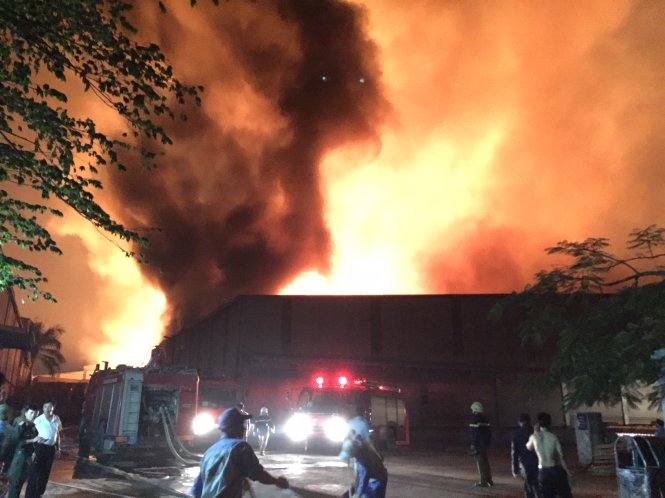 Cháy tại khu công nghiệp Quang Minh (Ảnh: Minh Quang/Tuổi trẻ)