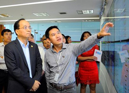 Ông Lê Viết Thanh Luận, Giám đốc Trung tâm Điều hành mạng (NOC) FPT Telecom đang trình bày cơ chế vận hành hệ thống của đơn vị cho Phó Chủ tịch UBND TP.HCM Lê Mạnh Hà trong chuyến thăm đầu năm 2014. 