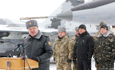 Tổng thống Ukraine Petro Poroshenko phát biểu trong lễ giao vũ khí tại Zhytomyr