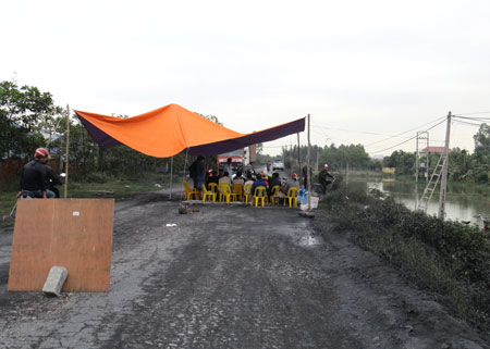 Lều do người dân thôn Đá Bạc, xã Lưu Kỳ, huyện Thủy Nguyên, Hải Phòng dựng để chặn xe gây ô nhiễm