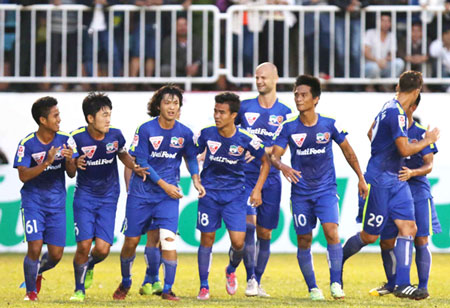 Các cầu thủ HAGL ăn mừng bàn thắng trong trận gặp Khánh Hòa