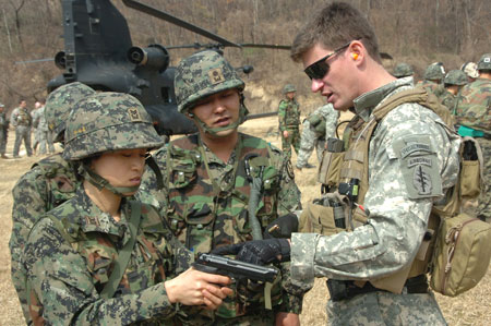 Binh sỹ Hàn Quốc và binh sỹ Mỹ trong một cuộc tập trận chung