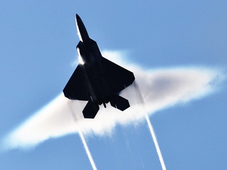 Máy bay chiến đấu thế hệ thứ 5 F-22 khi bắt đầu vượt qua tốc độ âm thanh 