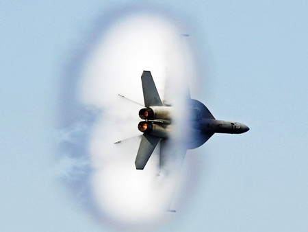 F/A-18F Super Hornet tăng tốc vượt vận tốc âm thanh 