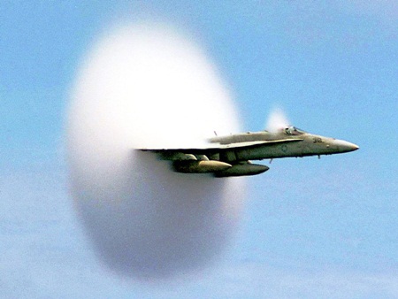 Không khí di chuyển không đủ nhanh và va đập với nhau tạo nên một bức tường khí xung quanh máy bay 