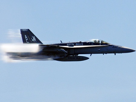 Hơi nước được tạo ra và di chuyển dọc thân máy bay chiến đấu F-18 