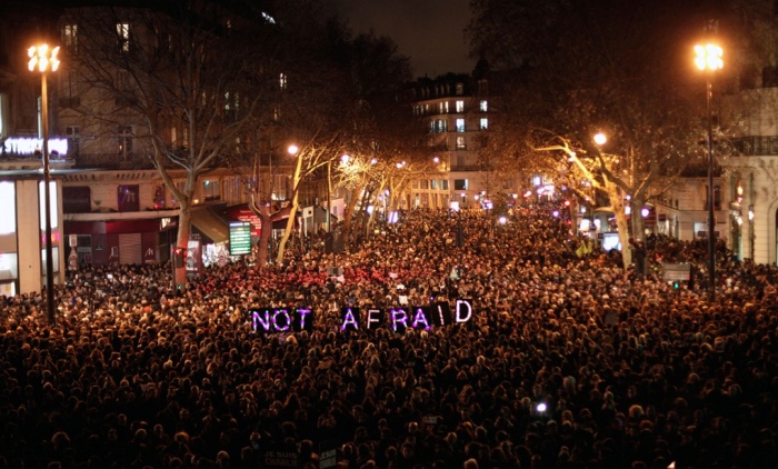 Những người biểu tình giương biểu ngữ phát sáng tại trung tâm Paris ủng hộ cho tự do báo chí.
