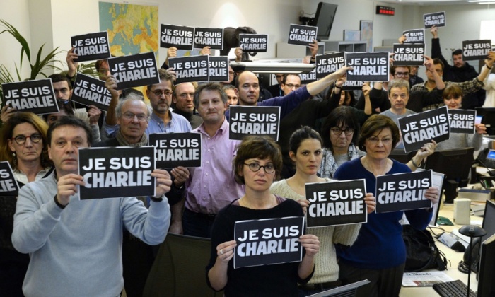 Biểu ngữ “Je suis Charlie” cũng được các nhà báo giơ lên để chia sẻ với nước Pháp