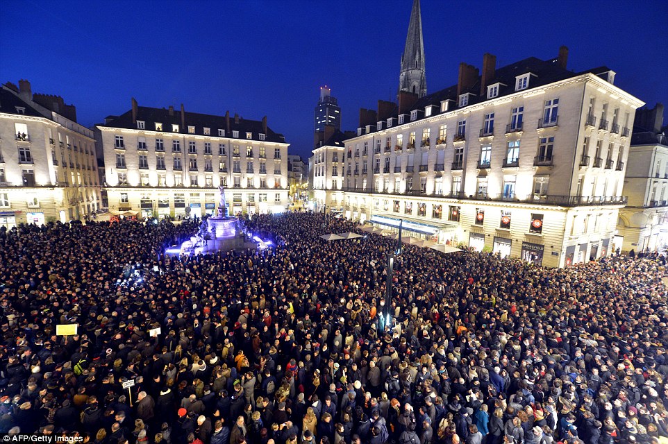 10.000 người đã tuần hành trong hòa bình để tưởng nhớ các nạn nhân trong vụ tấn công khủng bố ở Paris