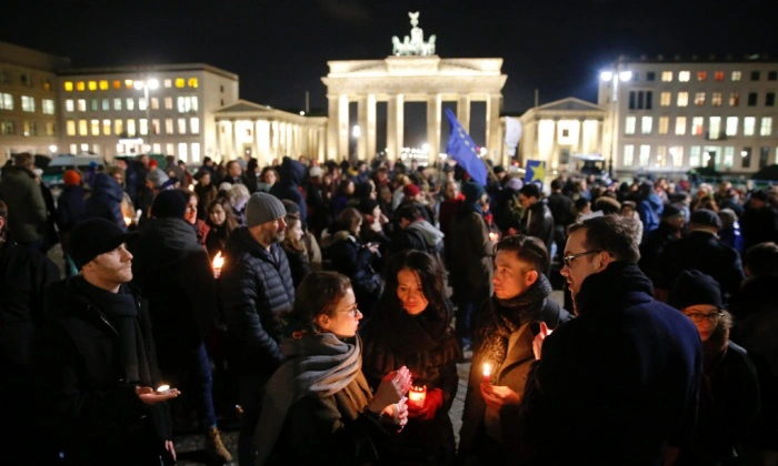 Các ngọn nến đã được thắp sáng ở phía trước cổng Brandenburg ở Berlin (Ảnh: Reuters)