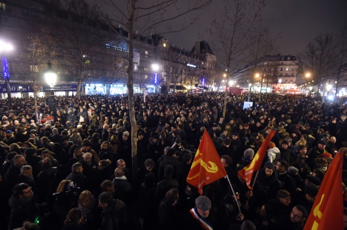Hàng nghìn người đã có mặt tại đường Place de la Republique tại trung tâm thủ đô Paris