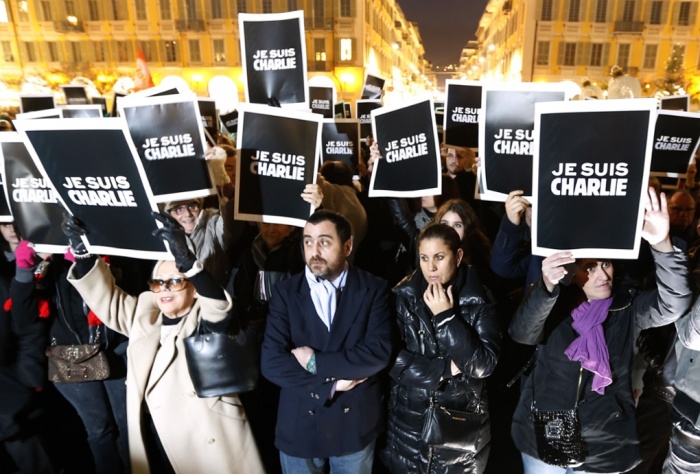 “Je suis Charlie”: Nhiều người biểu tình giơ khẩu hiệu “Tôi là Charlie” ủng hộ cho những phóng viên của Charlie Hebdo bị sát hại.