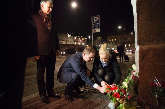 Bộ trưởng Quốc phòng Đan Mạch Nicolai Wammen thắp sáng một ngọn nến ở phía trước của Đại sứ quán Pháp tại Copenhagen