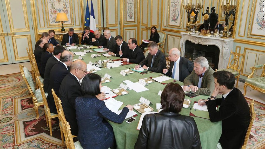 Tổng thống Pháp Francois Hollande gọi đây là vụ tấn công khủng bố và triệu tập cuộc họp nội các khẩn cấp tại điện Elysee để đưa ra các biện pháp truy bắt thủ phạm. 