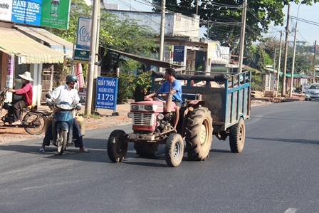 Những chiếc công nông hoạt động ngay thị trấn Tân Túc (Đồng Nai)