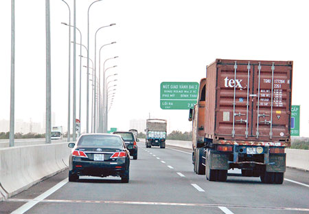 Nhiều tài xế vi phạm tốc độ tối thiểu khi lưu thông trên cao tốc TP HCM - Long Thành - Dầu Giây