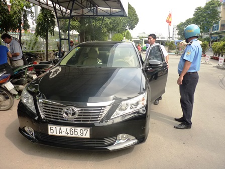 Trước đó, tại bến xe Miền Đông, Thanh tra giao thông cũng bắt một taxi Uber vừa không xuất trình được giấy tờ xe vừa vi phạm quy định kinh doanh taxi