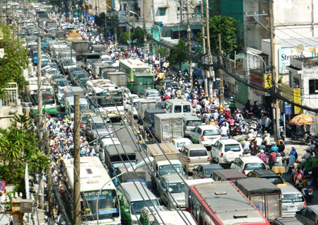 Phương tiện giao thông cá nhân tăng nhanh gây kẹt xe nghiêm trọng tại trung tâm TP HCM Ảnh: K.T