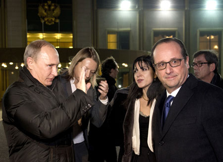 Tổng thống Nga Vladimir Putin (trái) tiễn Tổng thống Pháp Francois Hollande ra máy bay sau cuộc gặp ngày 8/12