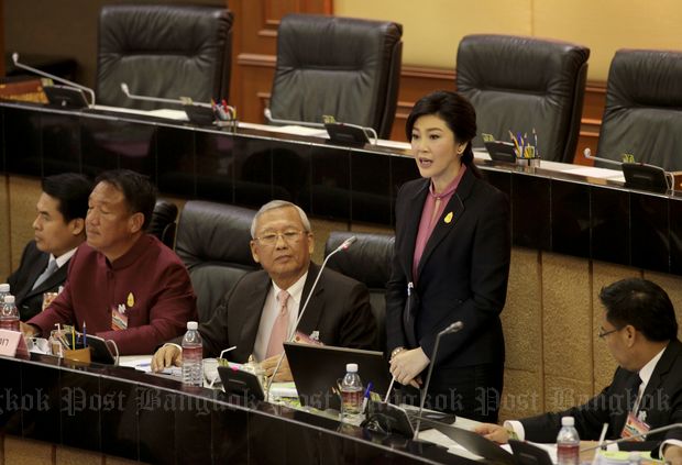 Cựu Thủ tướng Yingluck Shinawatra (người đứng)