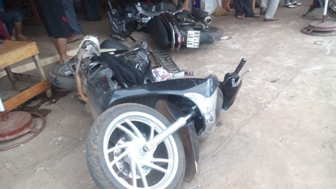Những chiếc xe máy bị tông trên hiện trường tai nạn