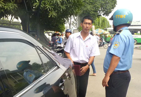 TTGT xử phạt một xe Uber tại Bến xe Miền Đông