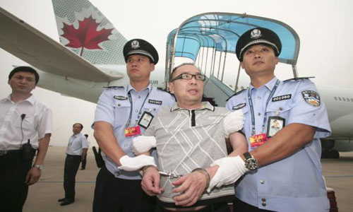Vua buôn lậu Lại Xương Tinh bị dẫn độ từ Canada về Bắc Kinh. 