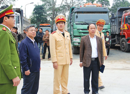 Chủ tịch UBND tỉnh Hà Tĩnh Võ Kim Cự (thứ hai từ trái sang) kiểm tra xe quá tải tại hai mỏ đá Cơn Tria và Hồng Sơn ngày 3/1Ảnh: Trần Lộc