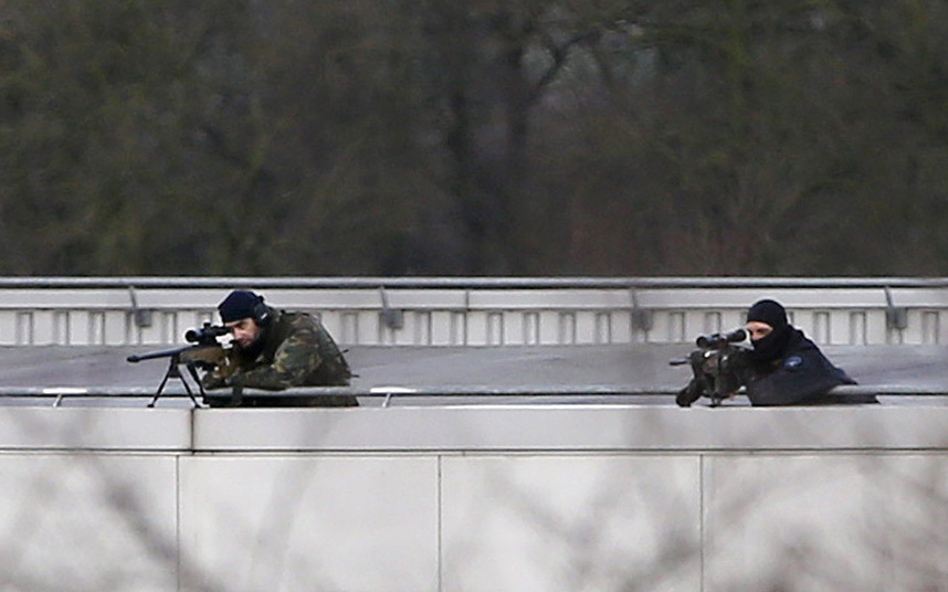 Hai nhân viên an ninh của Pháp trực trên nóc tòa nhà của xưởng in nơi hai anh em nghi phạm lẩn trốn cùng 1 con tin