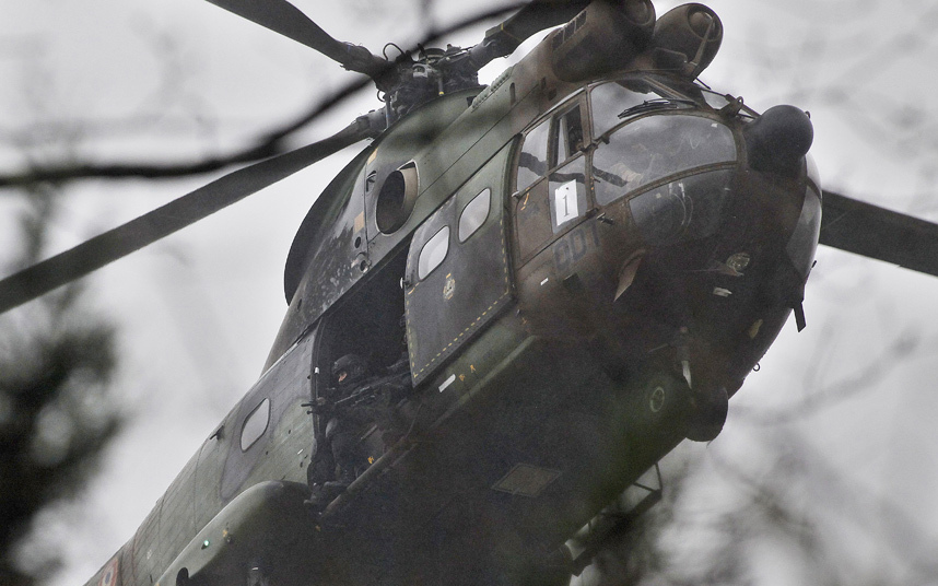 Các lực lượng an ninh có vũ trang trên trực thăng rà soát khu vực Dammartin-en-Goele