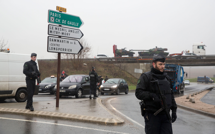 Lực lượng cảnh sát được trang bị vũ trang hạng nặng tại hiện trường vụ vây bắt hai anh em nghi phạm ở Dammartin-en-Geole
