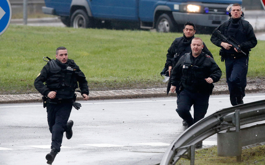 Lực lượng hiến binh Pháp chạy tới hiện trường nơi hai anh em nghi phạm ẩn náu