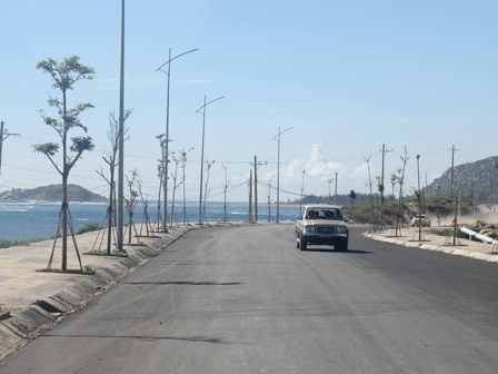 Một đoạn đường ven biển Ninh Thuận thuộc dự án đường Vĩnh Hy-Ninh Chữ đã hoàn thành đưa vào sử dụng.