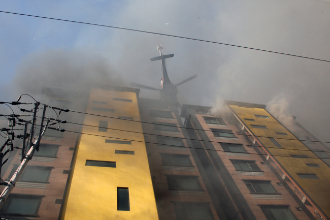 Trực thăng cứu hộ của Hàn Quốc tiếp cận những người mắc kẹt trên nóc tòa nhà